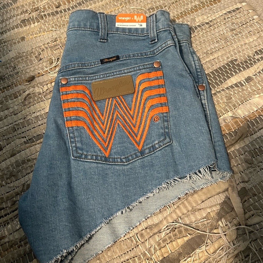 WRANGLER X WHATABURGER REWORKED SHORT

Wrangler Jean shorts - Picture 2 of 11